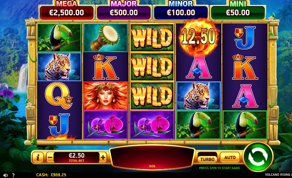 Rodillos de Volcano Rising con tres WILD en el rodillo central y una moneda de fuego de 12,50 en un casino online